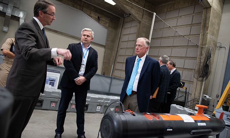 Former Vice President Dan Quayle Tours Campus, Research Labs